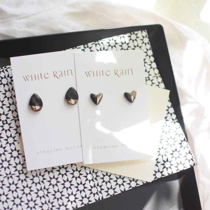 Ceramic stud earrings with platinum lustre