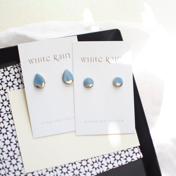 Ceramic stud earrings with platinum lustre