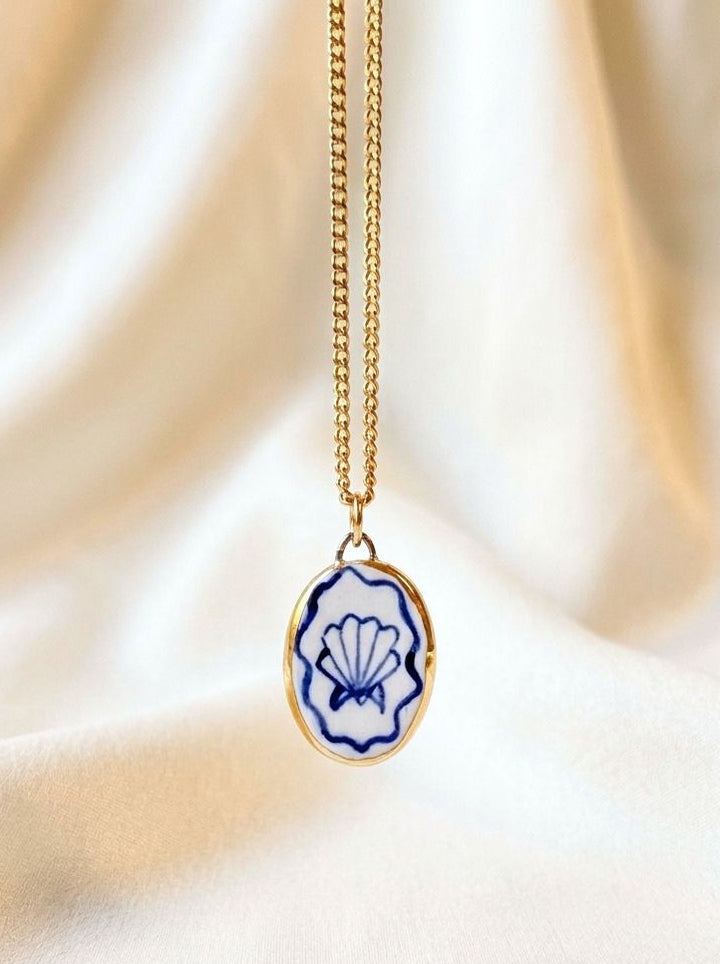 Shell with Wavy Border Pendant
