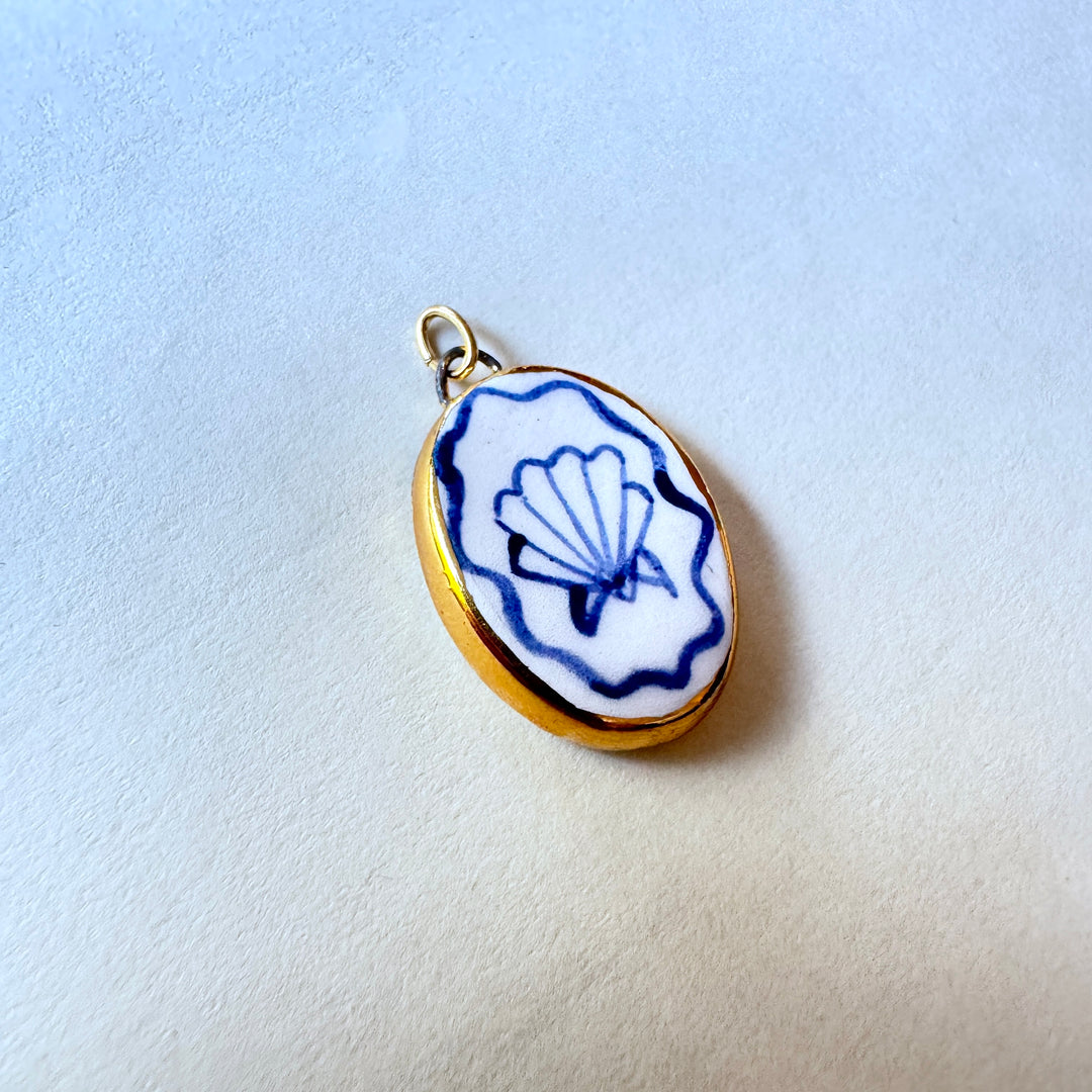 Shell with Wavy Border Pendant