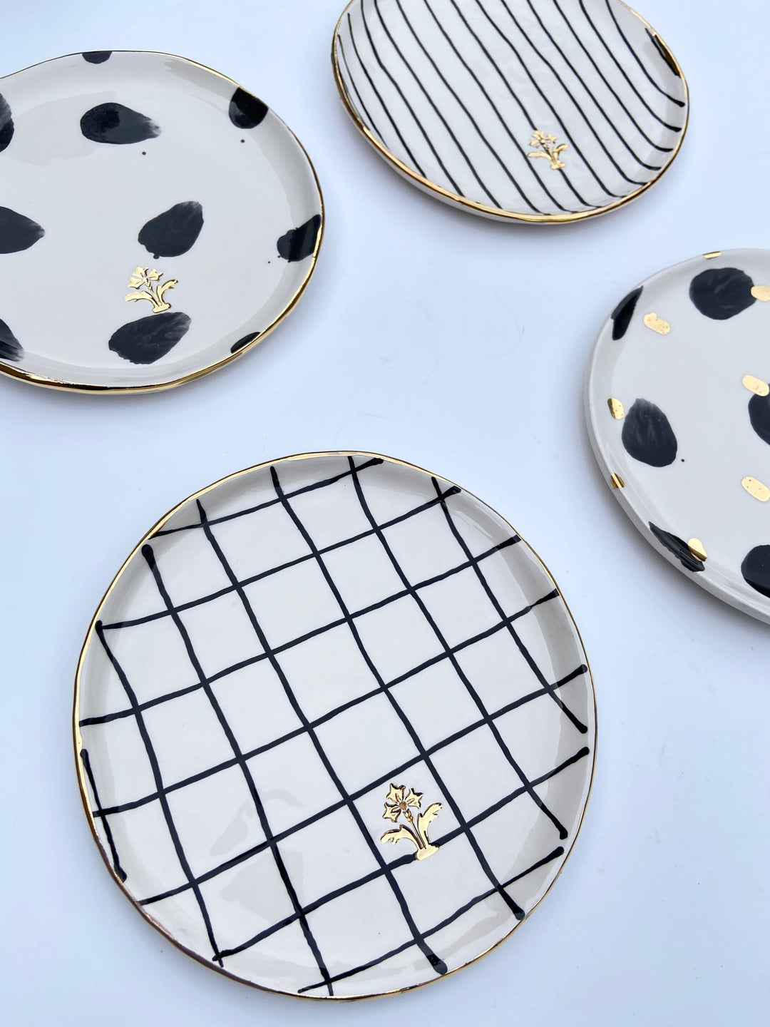 Set of 4 Dessert Plates With Gold Flower Motif Stamp