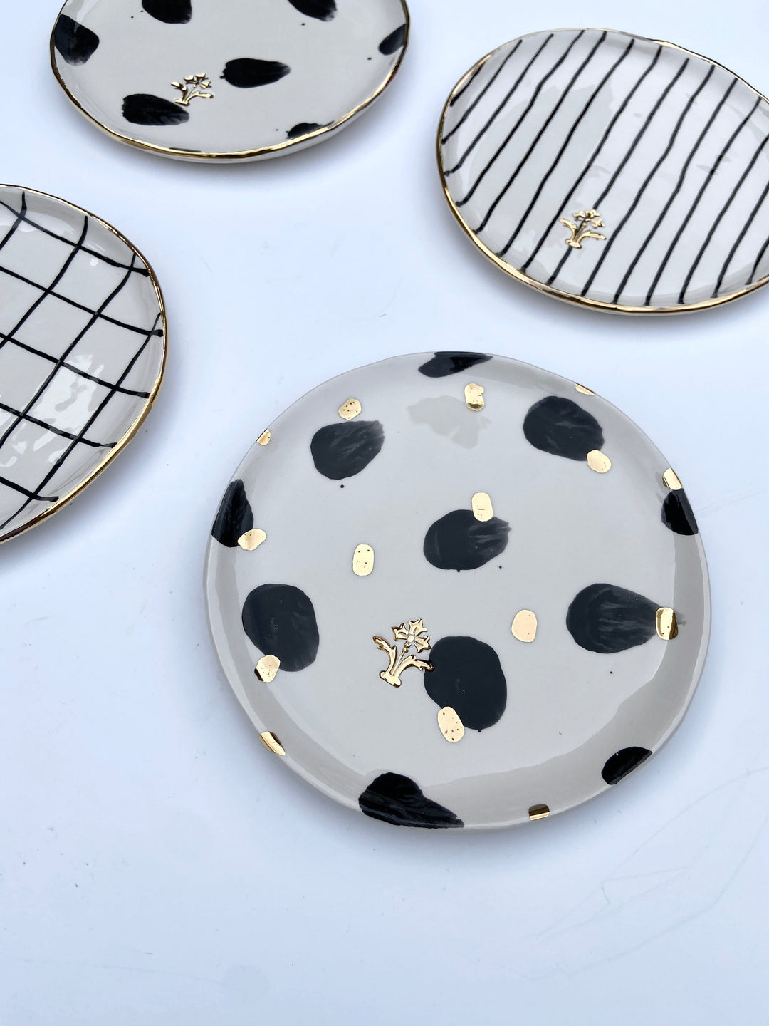 Set of 4 Dessert Plates With Gold Flower Motif Stamp